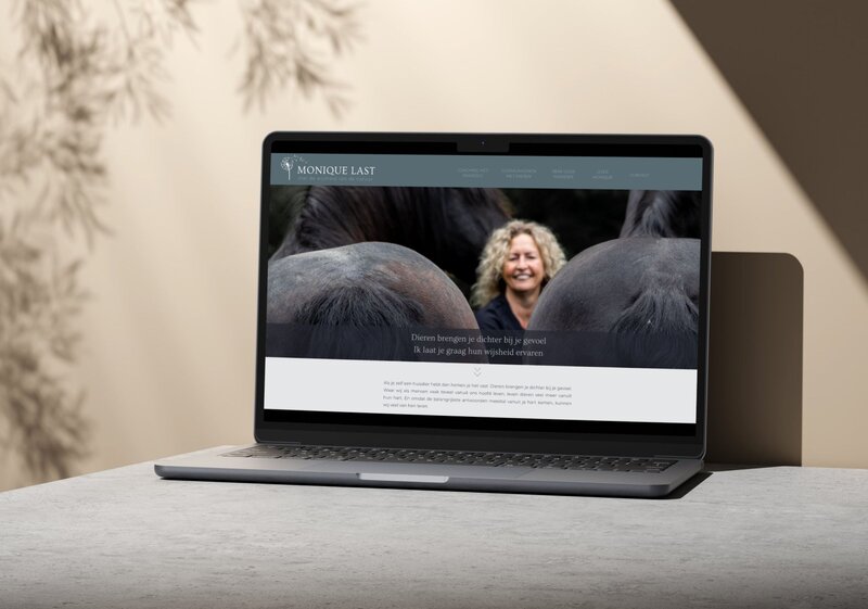 Laptop met website ontwerp van Monique Last ontworpen door Studio Ensō Groningen