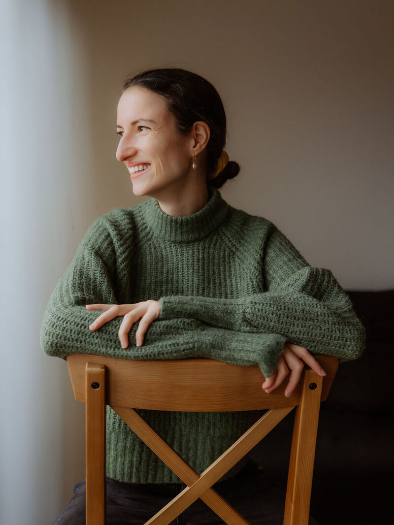 Portrait einer Frau mti dunklen Haaren für ein Businessportrait Indoor mit natürlichem Licht