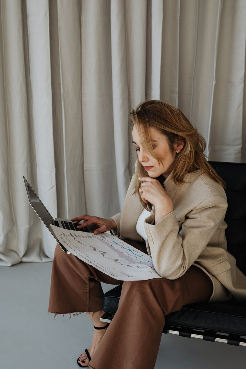 kaboompics_businesswoman-studies-charts-currency-exchange-rate-stock-market-bitcoin-exchange-rate-25717