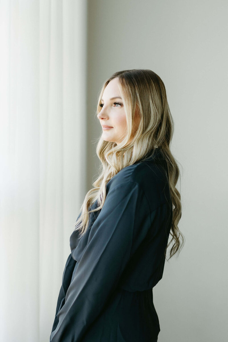 Karly Whitaker, HoneyBook Consultant offering support sessions to creative service providers.