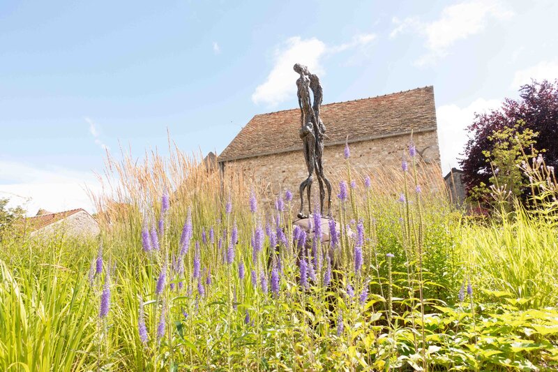 Esquisse d'un jardin arboré donnant sur une maison