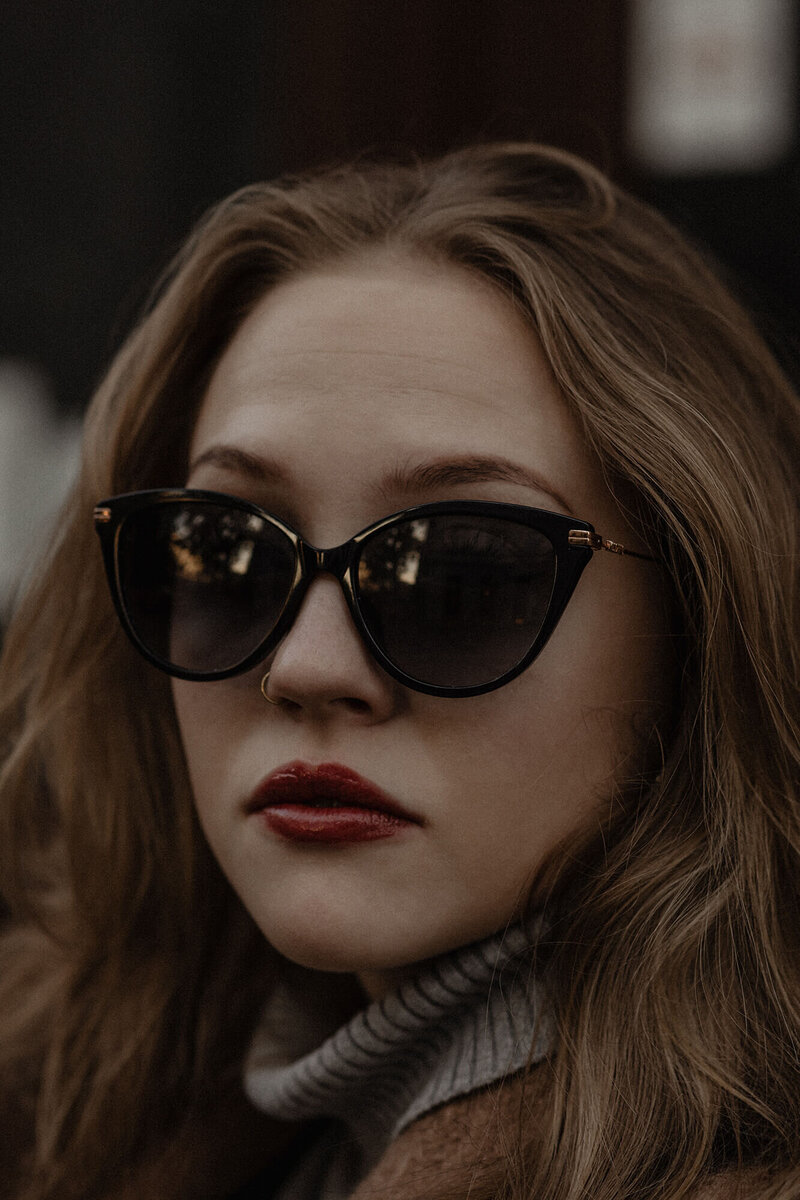 kaboompics_sunglasses-portrait-red-lips-33464