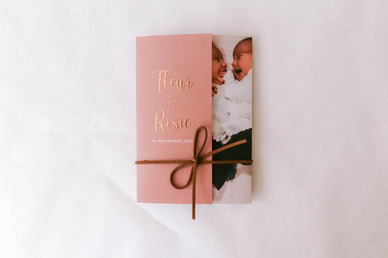 Tweeling-geboortekaartje-meisjes-warmroze-met-koperfolie-en-foto's-rosie-fleur