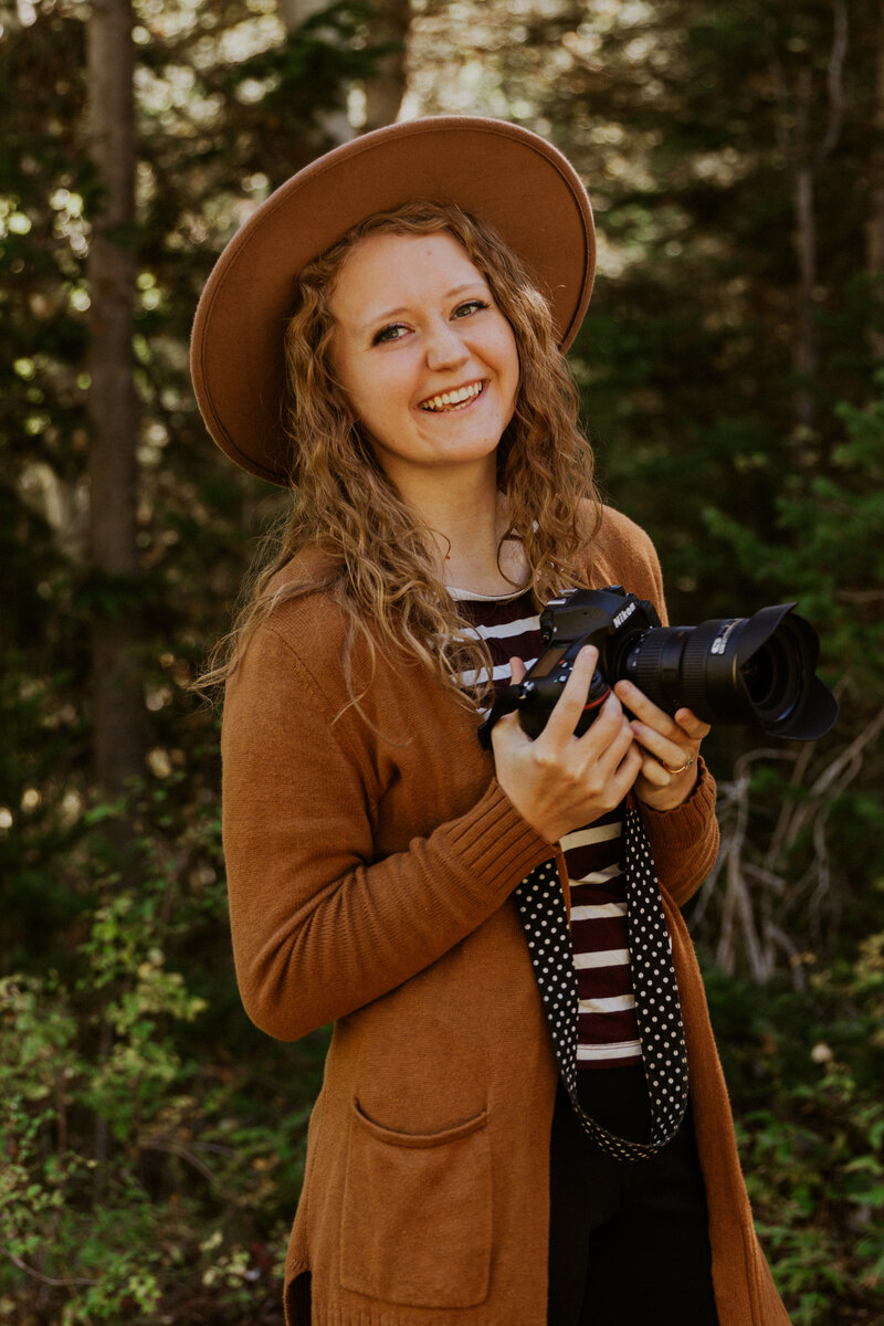 I'm Rachel, a Utah living & National Park adventuring photographer for the in love