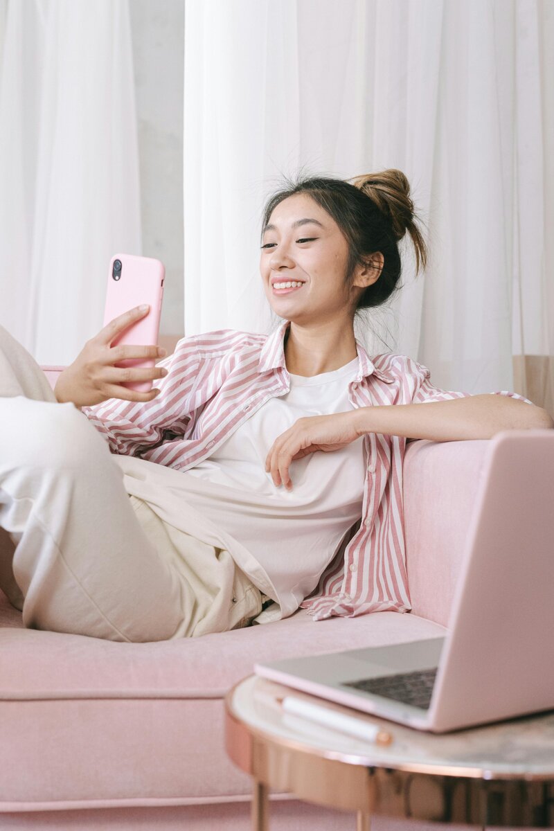 woman enrolling in Facebook ad design course