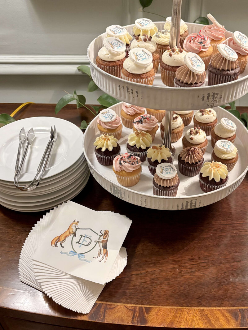 custom-wedding-cupcakes-with-crest