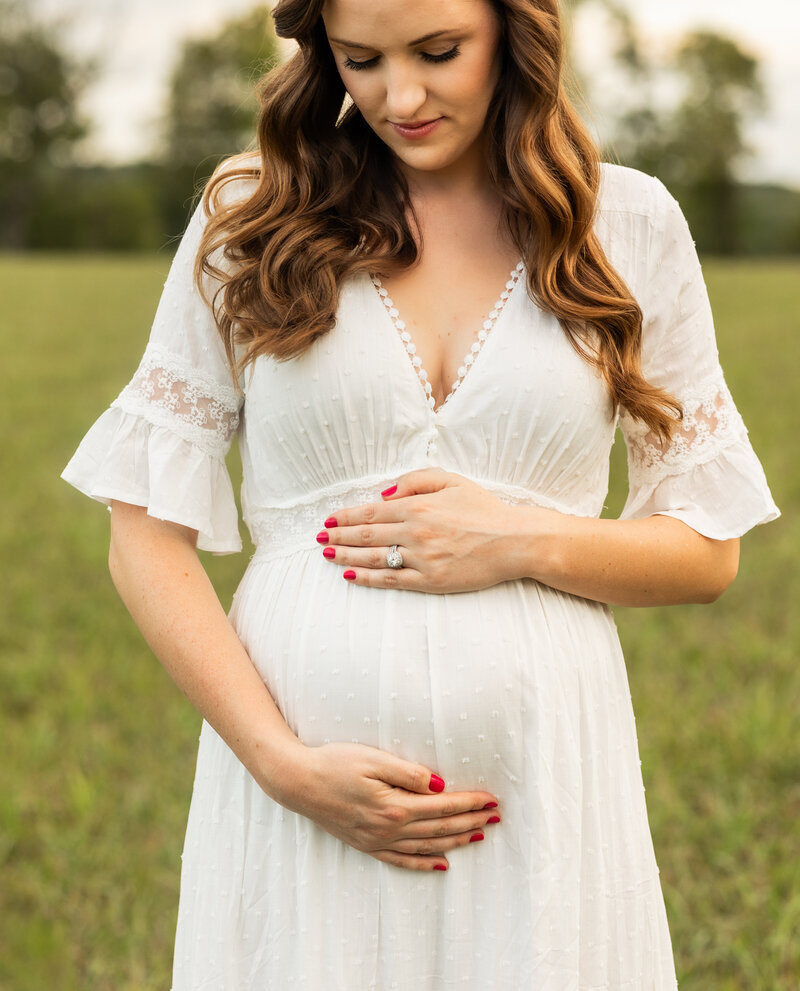 model poses in field, maryland maternity photographer