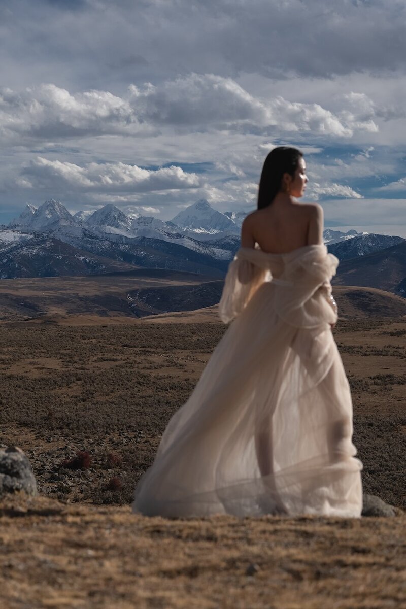 CoutureCouture bride shot in dramatic mountain scape. bride shot in dramatic mountainscape.
