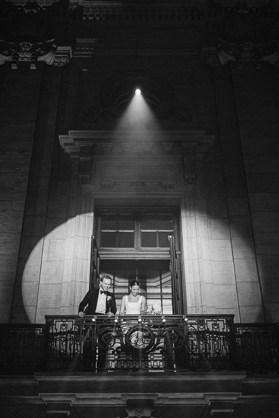 Les mariés sont au balcon de la salle de réception Théâtre St-James pour saluer les invités.