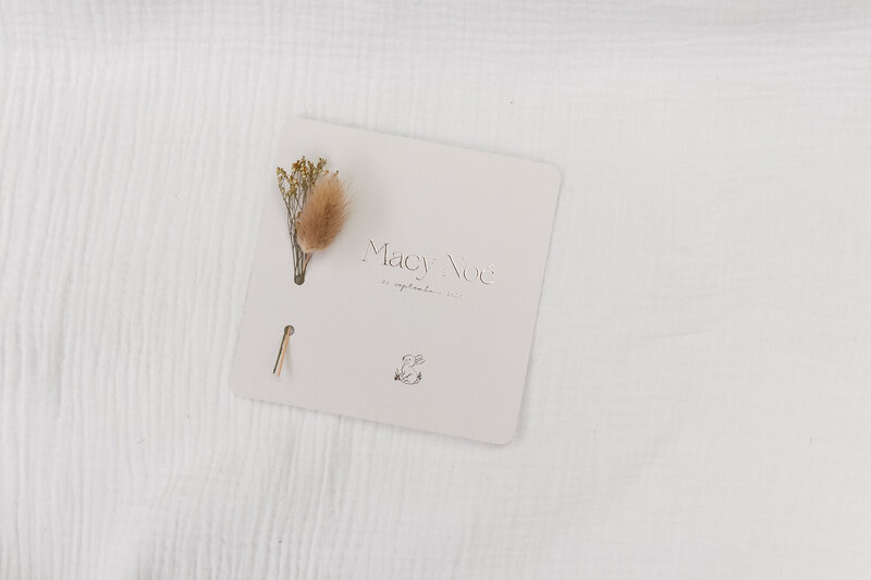 Beige-geboortekaartje-met-goudfolie-en-droogbloemen-macynoe-2