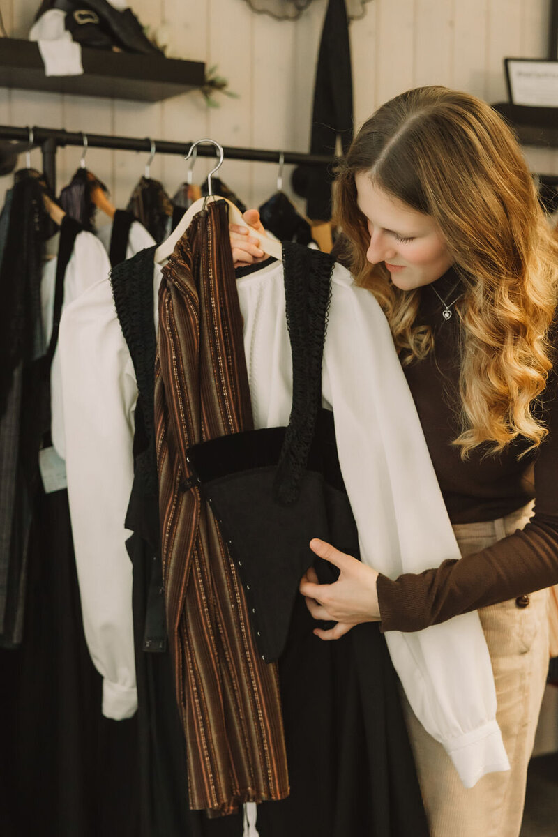 Unternehmensfotografie einer Modeexpertin mit traditioneller Kleidung

