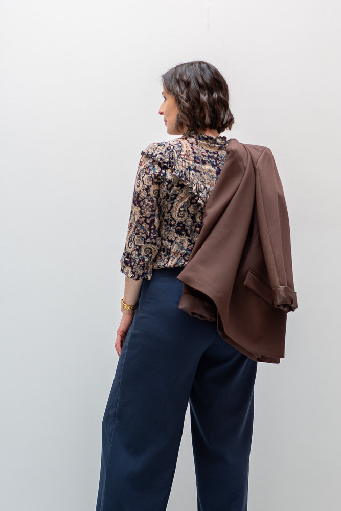 Femme choisissant des vêtements sur un présentoir
