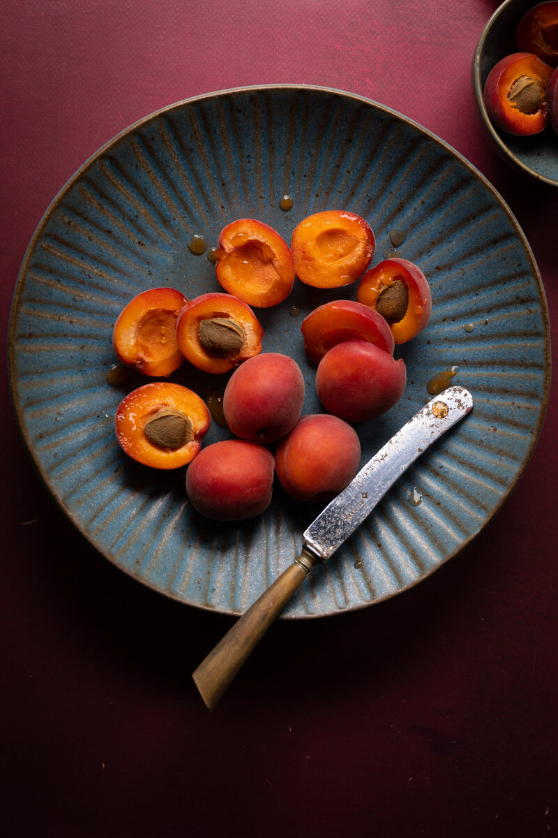 Blauw bord met rijpe abrikozen. Foodstyling en fotografie door Dorien Paymans | Studio Ensō Groningen ©