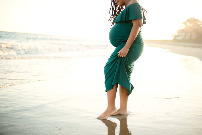 pregnant mom on los angeles beach