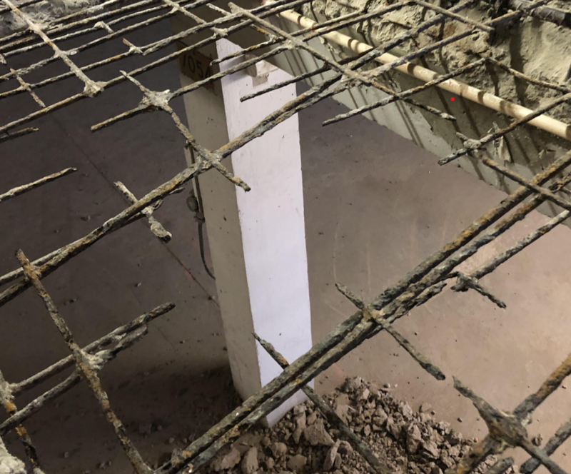 Garasjer er ofte utsatt for en usynlig trussel: armeringskorrosjon. Dette fenomenet oppstår når armeringen som gir styrke til betongen, begynner å korrodere.   Å håndtere armeringskorrosjon tidlig er kostnadseffektivt sammenlignet med omfattende reparasjoner eller rivning og oppføring av nytt bygg. Regelmessig inspeksjon og vedlikehold kan bidra til å forlenge garasjens levetid og spare eiere for betydelige utgifter.