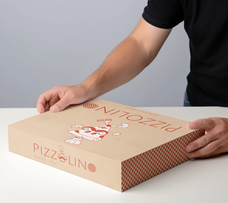 Maquette de présentation de l'identité visuelle de Pizzolino, qui représente une ambiance gourmande et traditionnelle. L'image montre un client ouvrant la boite à pizza personnalisée au branding de la marque.