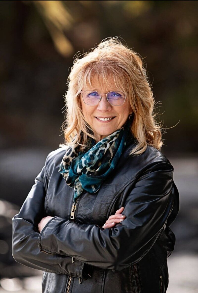Lucie Zettel, headshot, power pose, black leather jacket