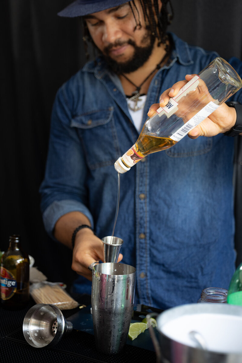 Barman lors d'une fête à Montréal