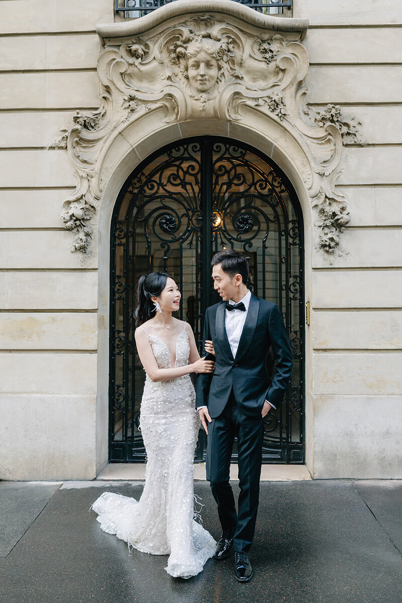 Morgane Ball photographe mariage Paris Tour Eiffel  porte architecture