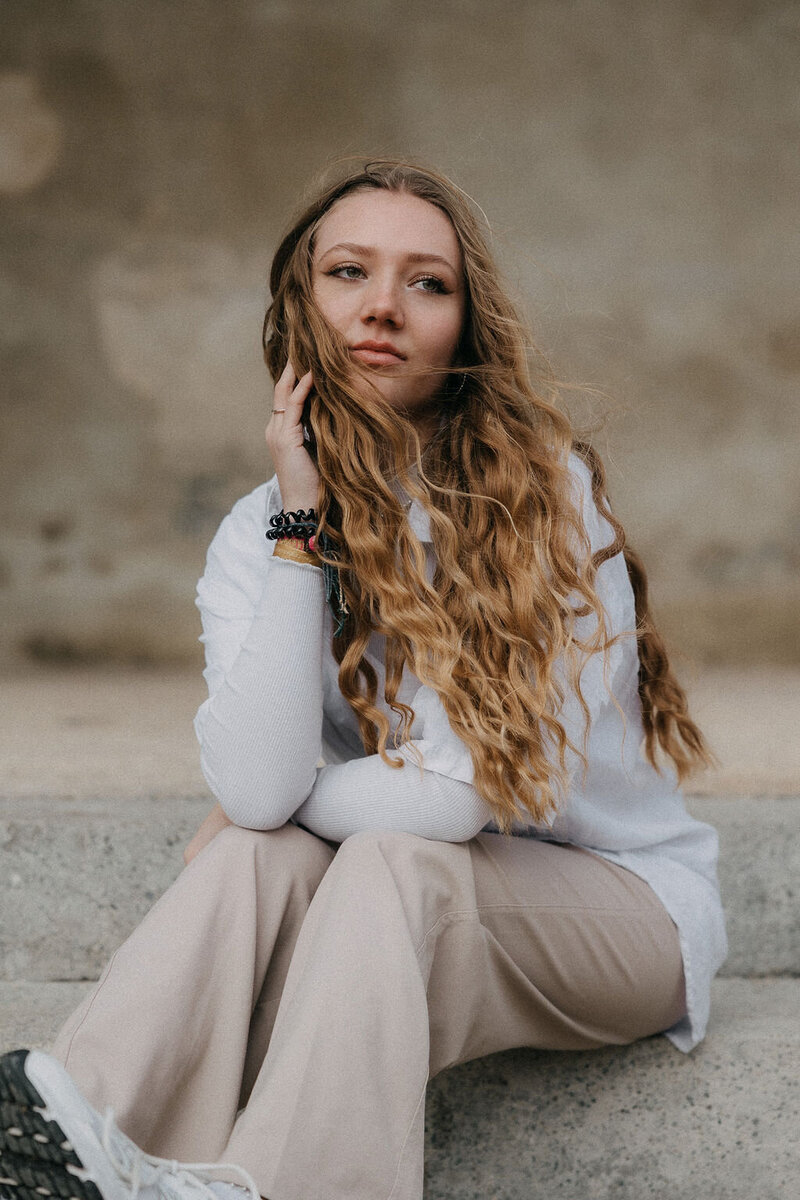 Stephanie Widmer fotografiert Unternehmerin im neutralen Setting

