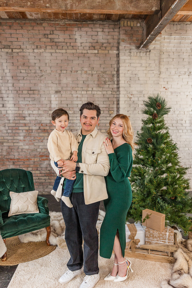 2024-krystal-mmore-photography-moose-jaw-rustic-christmas-mini-family