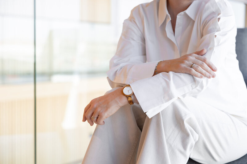 Vrouwelijke medewerker met witte blouse die langdurig is overbelast met stress en graag wil re-integreren