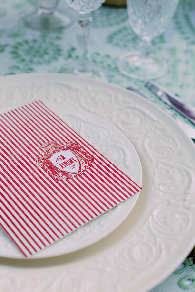 red-green-table-setting-detail