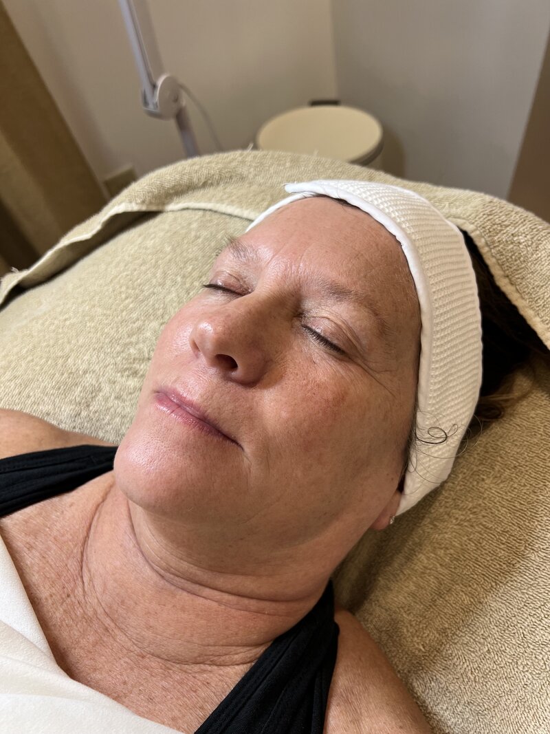 A non-invasive oxygen treatment to enhance overall hydration and anti-aging.