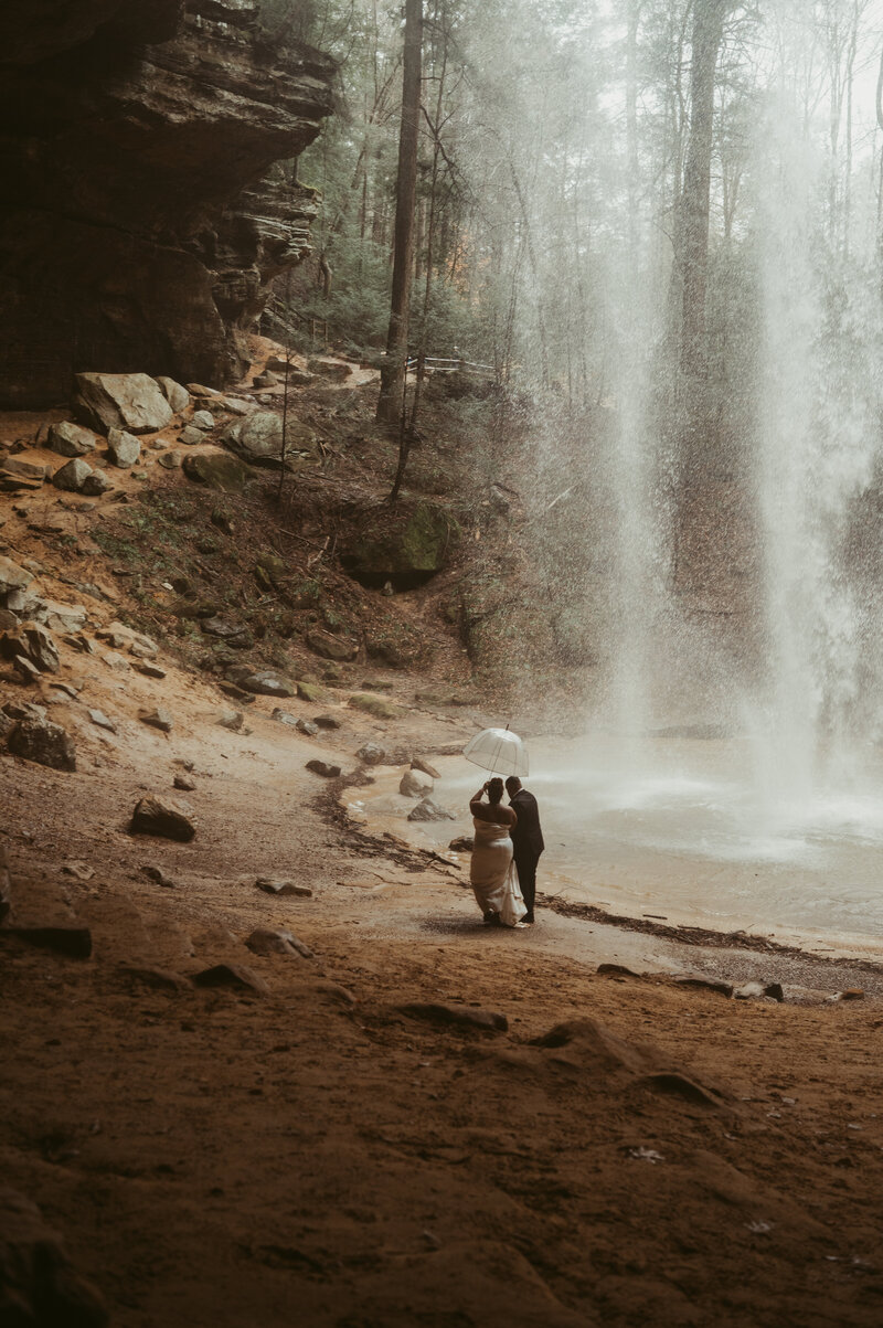 ASH CAVE HOCKING HILLS WATERFALL ELOPEMENT