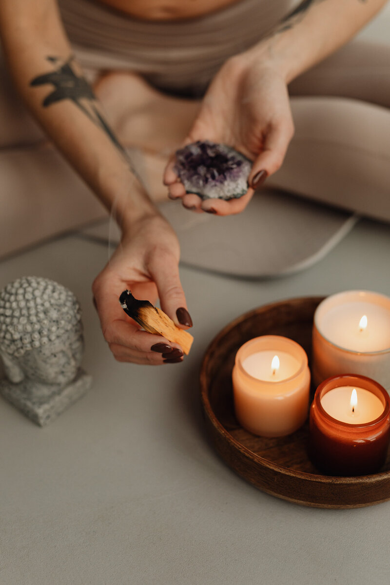 kaboompics_young-adult-woman-candles-palo-santo-crystal-28718