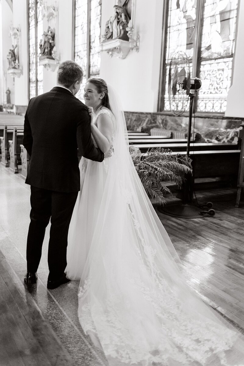 wedding-photos-at-the-sweetest-heart-of-mary-in-detroit-michigan-by-detroit-catholic-wedding-photogrpaher_0025