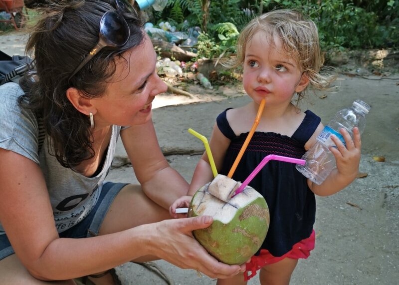 Reis met Kinderen Thailand kokosnoot
