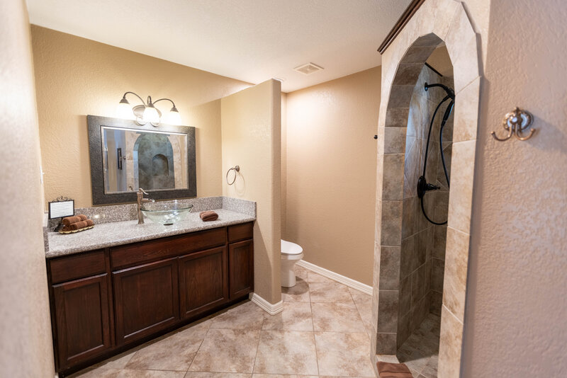 bathoom in wimberley hotel suite