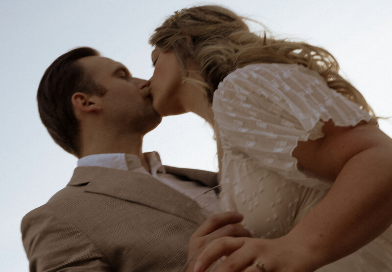 bend-oregon-adventurous-elopement-kiss