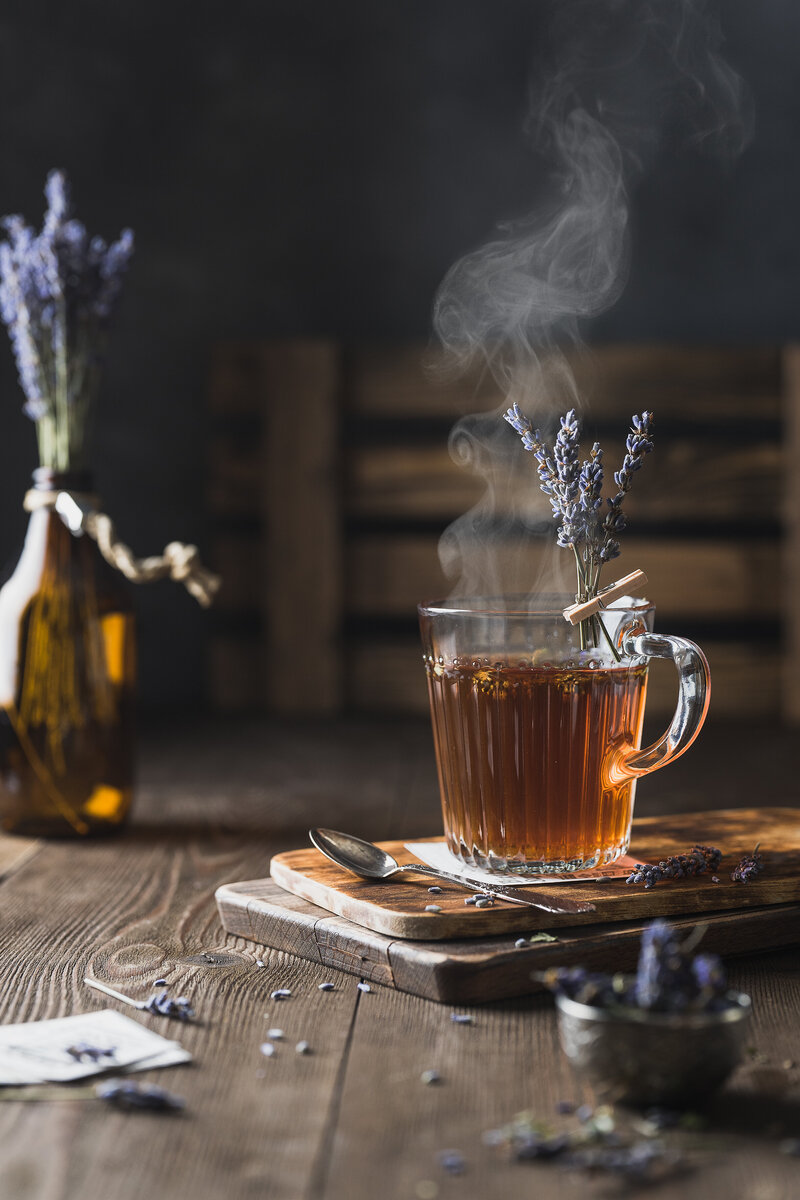 Teeglas dampfend Lavendel Holzbrett