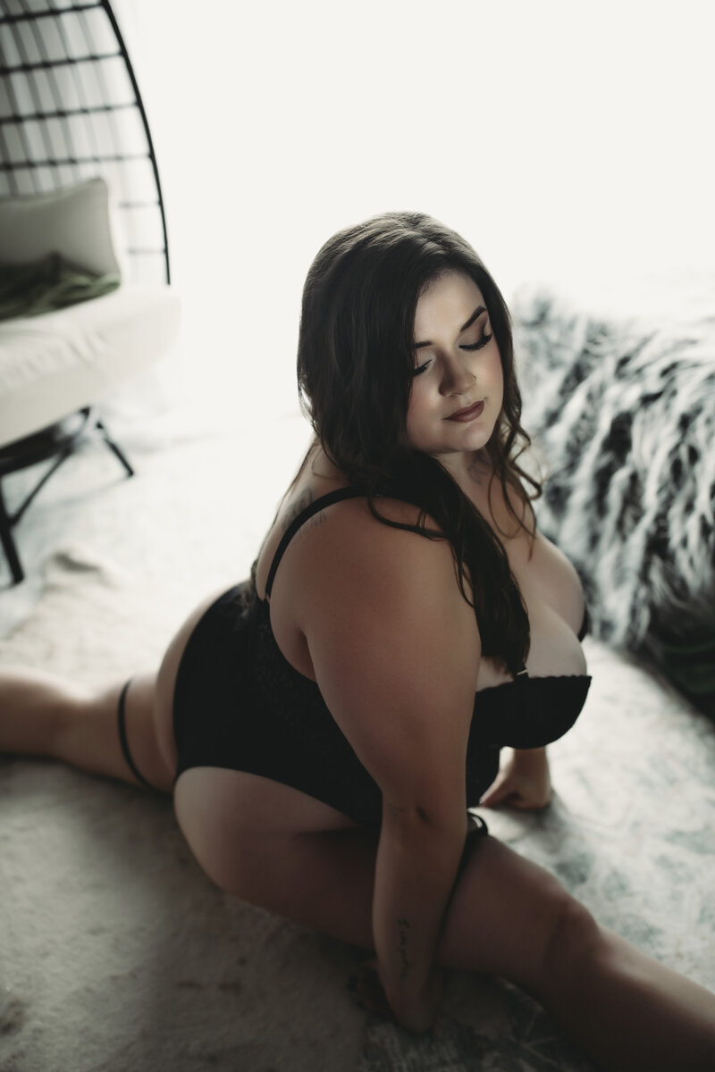 Plus-size boudoir session in Indianapolis