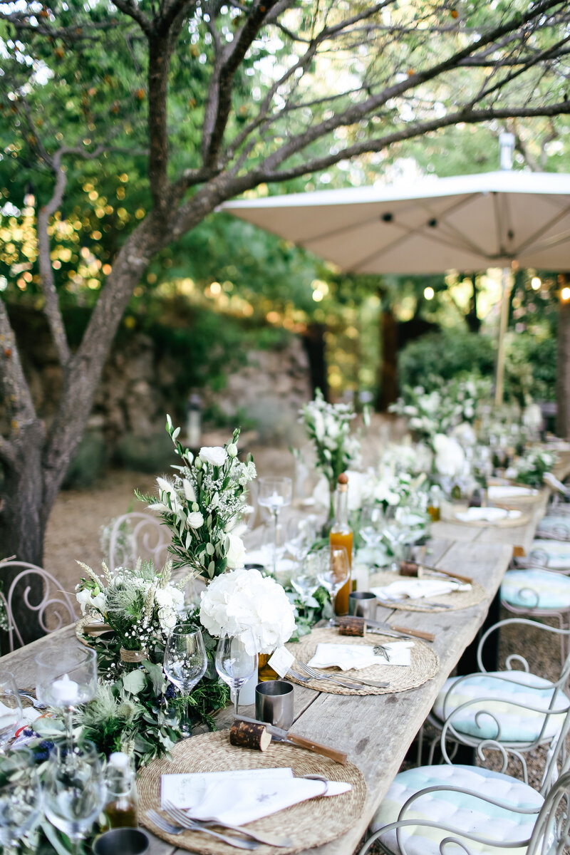 table-settings-at-luxury-wedding-in-eze