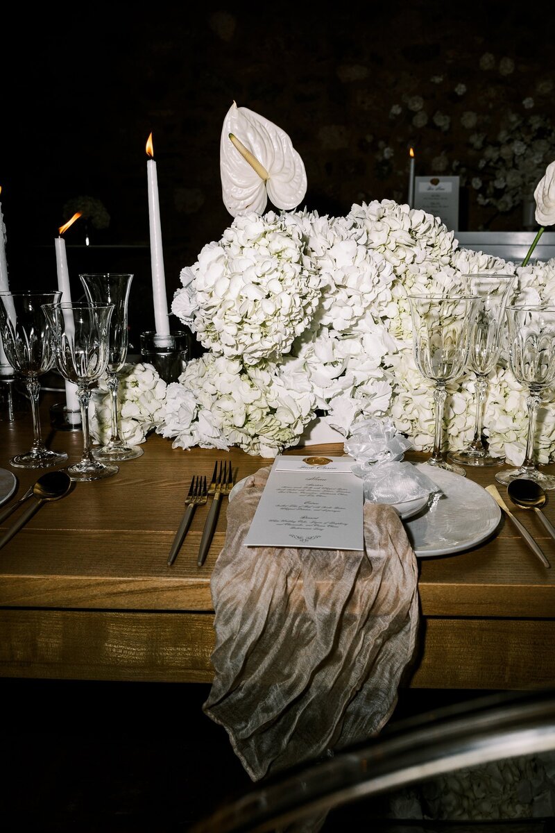 Wedding reception table with timeless flowers and candles at Silverleaf Club in Scottsdale AZ by Snapdragon Bloom Bar.