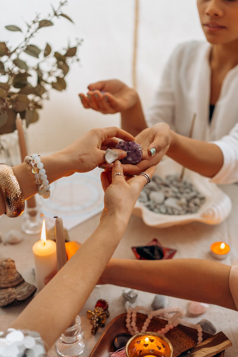Spirituelle, energetische Frau; kurze dunkle Haare und glitzer auf der haut; sinnliche fotografie, feminine energy