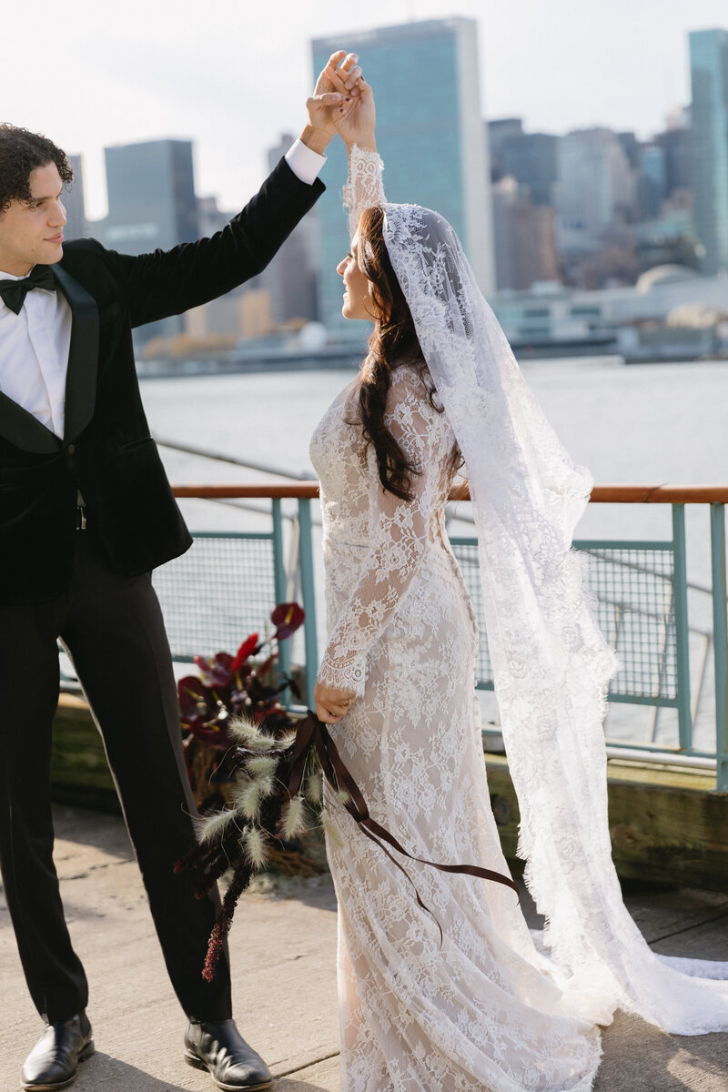 meredith-michel-editorial-wedding-couple-twirl-manhattan-skyline