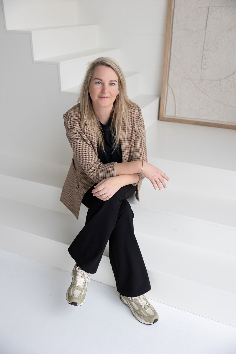 Interieurontwerper Eline in beeld persoonlijk gefotografeerd, lachend als zichzelf