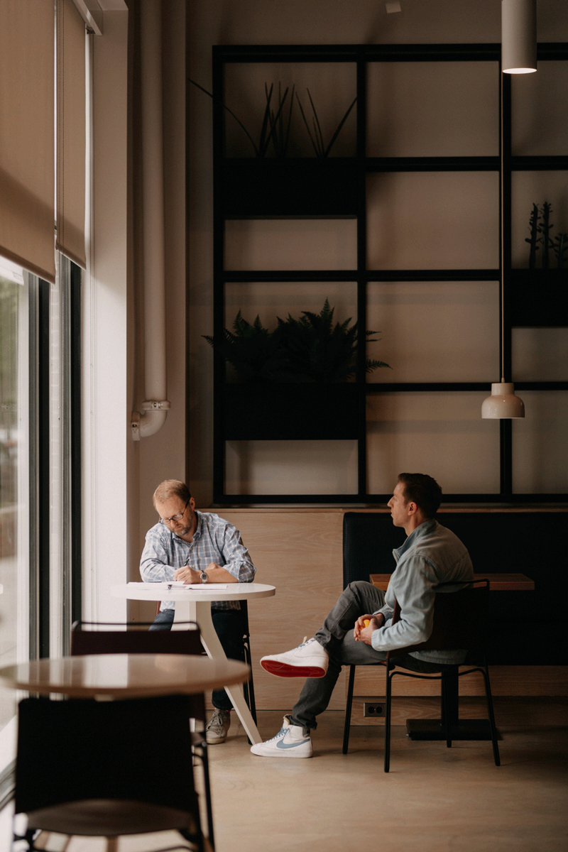 A picture of Steve Perkins coaching a client one-on-one, helping him grow the life he wants.