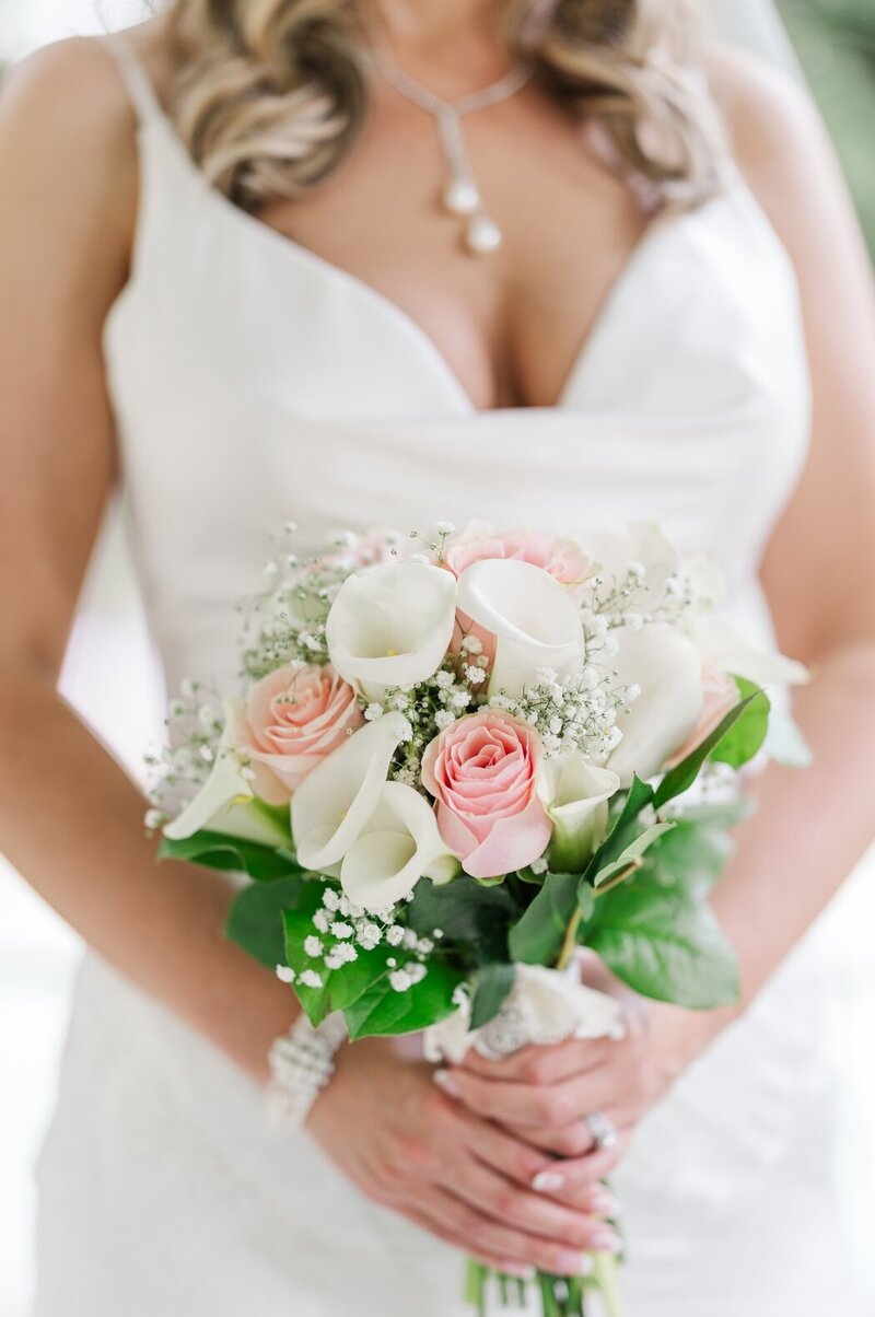 wedding bouqet and pearls