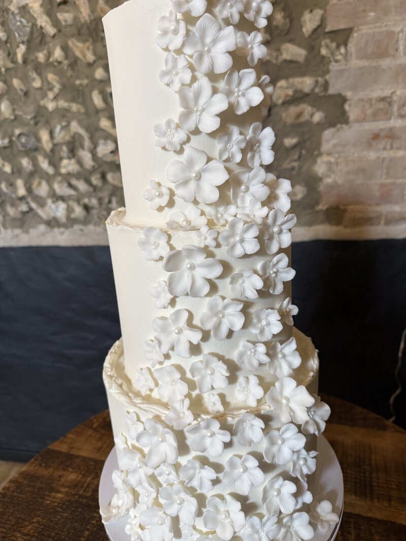 luxury wedding cake designer in cambridgeshire