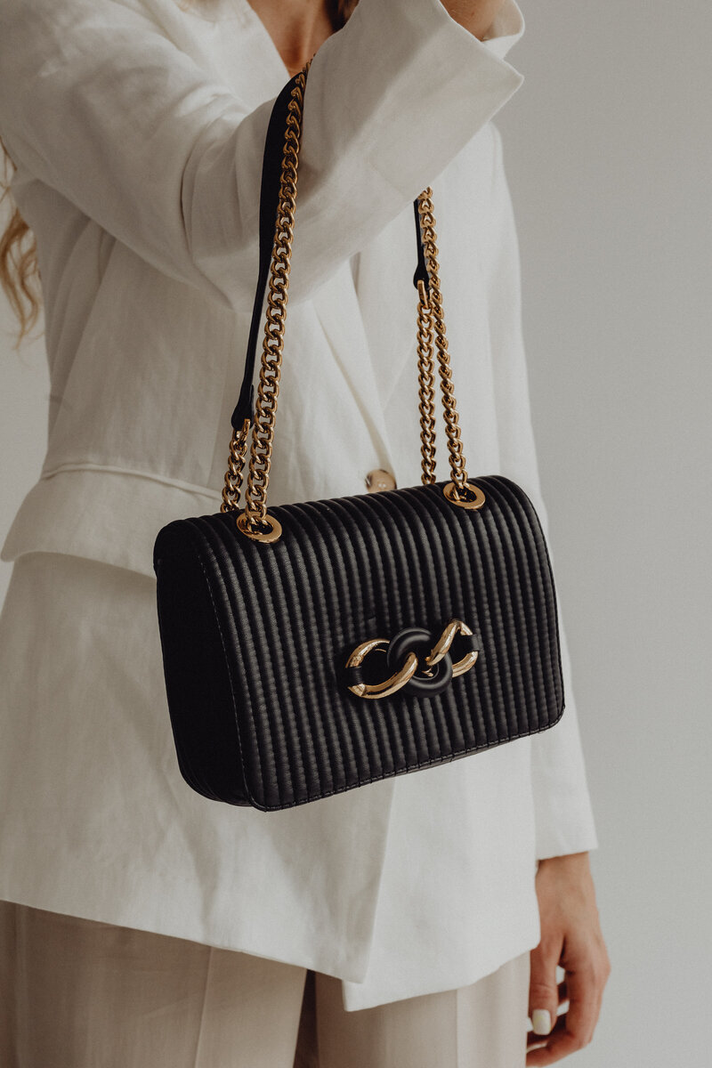 kaboompics_anonymous-female-in-trendy-outfit-with-bag-27788
