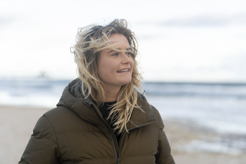 Frau mit wehenden Haaren am Strand in Ahlbeck.