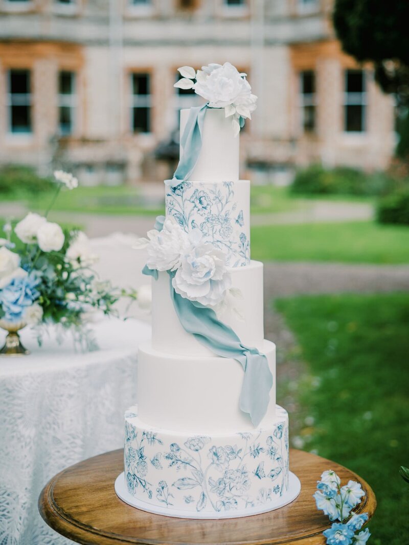 Toile-de-jouy-inspired-wedding-cake