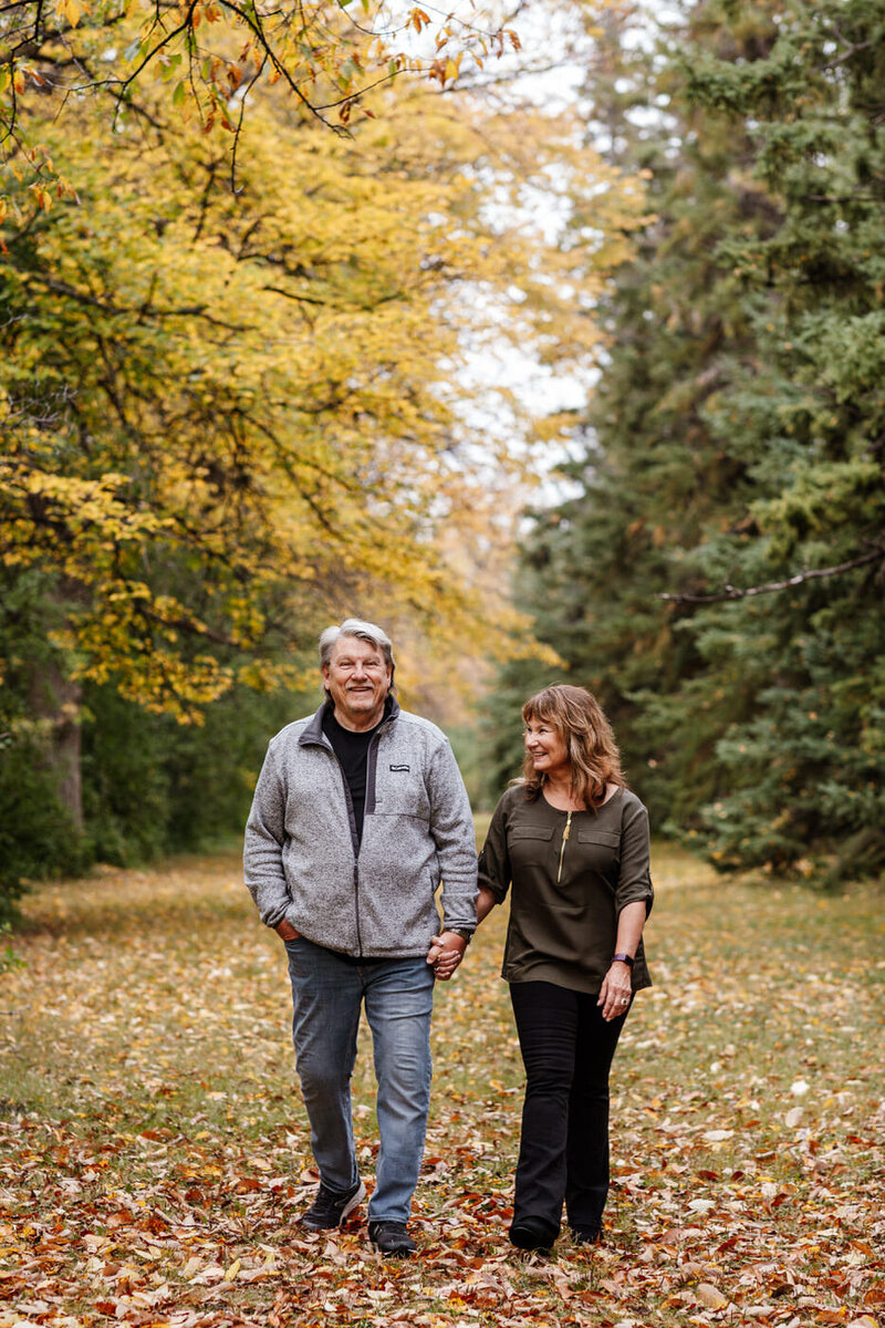 Relaxed fall family photos at Assiniboine Park 