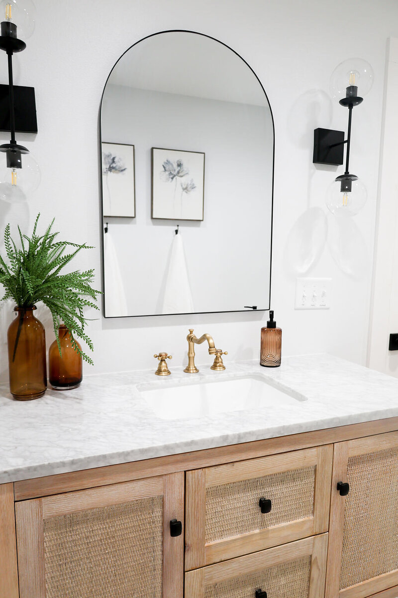full bathroom in bridal suite wedding venue in mount vernon texas
