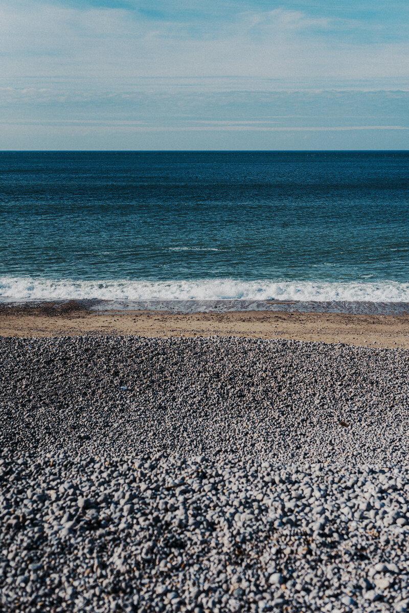 plage de galet avec un couple s'embrassant aux abord de fecamp